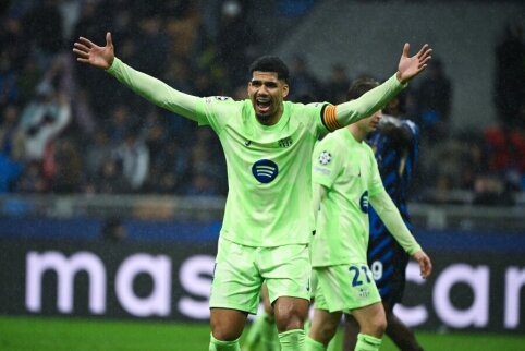 R. Araujo blamed G. Martin for the third goal.