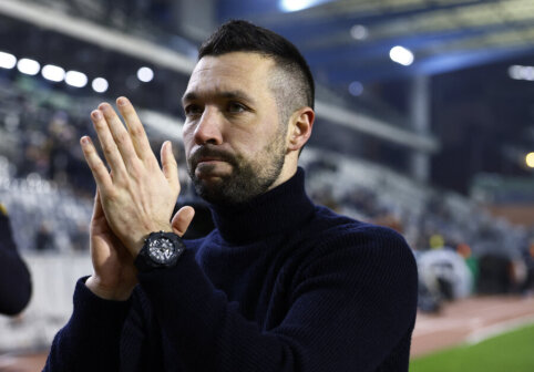 F. Farioli, who experienced a fiasco, leaves the Ajax coaching position.