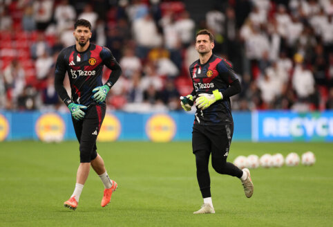 T. Heaton will remain with the "Manchester United" team for another year.