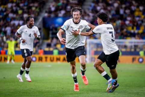 Drama in the European U21 Championship: M. Telas determined the French victory, while the Italians nearly survived with nine players.