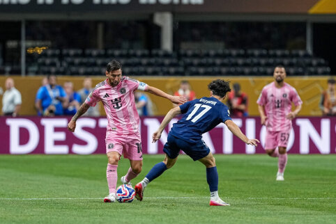 L. Messi tried to strike an opponent out of desperation?