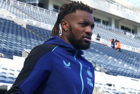 A. Saint-Maximin highlighted an illegal matter encountered at the Fenerbahce club.