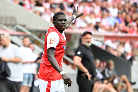 London's West Ham United will sign a full-back who played in the Czech Republic.