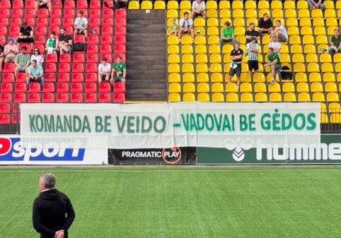 Žalgiris struggles to victory against Džiugas in a match marked by fan protests.