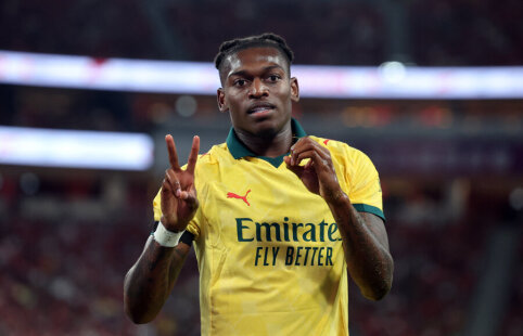 AC Milan players confidently defeated Liverpool with counterattacks.