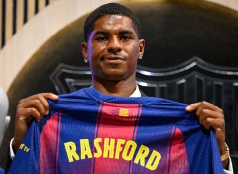Debut of M. Rashford and goal by 17-year-old Dro in friendly match against Barcelona