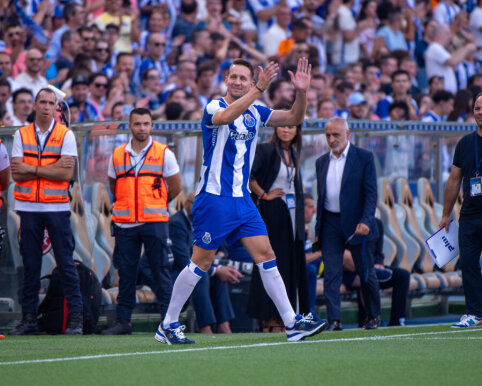 Porto unexpectedly introduced L. de Jong, who joined the team