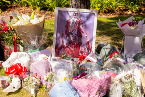 Chelsea players gave support to the families of the deceased D. Jota and A. Silva.