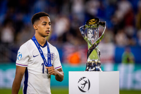 O. Hutchinson will join the Nottingham Forest team.