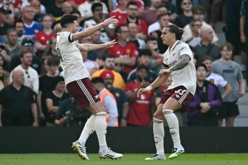 In the first match, Man Utd experienced a setback against Arsenal.