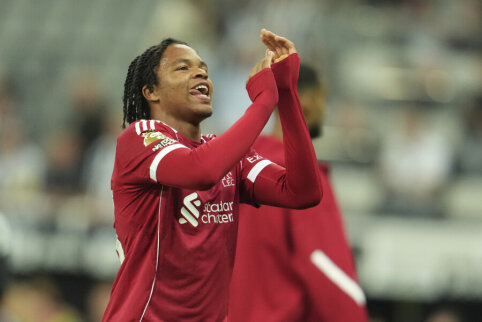 V. van Dijk revealed that he gave advice to 16-year-old Liverpool hero Rio.