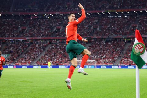 WC selection: the French narrowly defeated the Icelanders, England crushed Serbia, and C. Ronaldo scored another career goal.