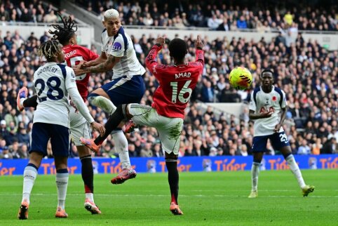 In a dramatic match, Tottenham and Man Utd shared points.
