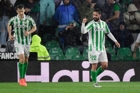 Extremely rare failure: two 'Betis' players injured in collision.