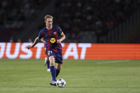 F. de Jong will not play against the Atletico team due to a fever.