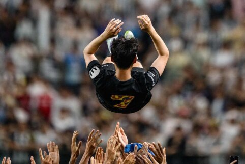 Tottenham legend H. Son was honored by the team during the break.