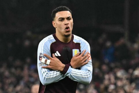 Manchester United fell at Aston Villa's fortress after M. Rogers' excellent brace.