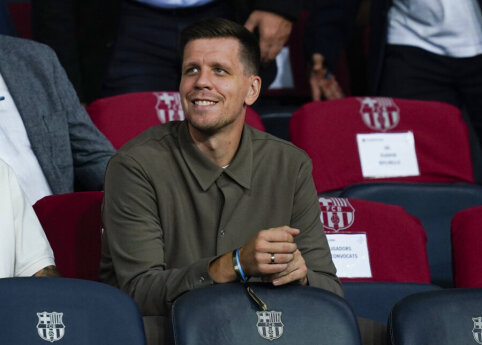 Captured: W. Szczesny Satisfies His Nicotine Craving During the Match
