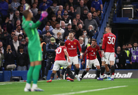 Man Utd, weakened by injuries, defeated Chelsea away