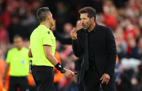 Recorded: D. Simeone attacked the Arsenal director