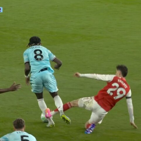 In one of the most important Premier League season matches – a controversial referee decision