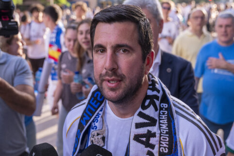 E. Riquelme, a candidate for the Real president position, made promises to fans.