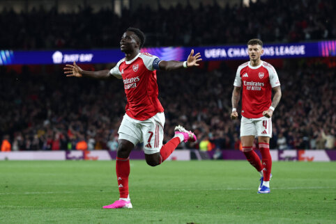 B. Saka: 'I try not to think too much about the pressure'