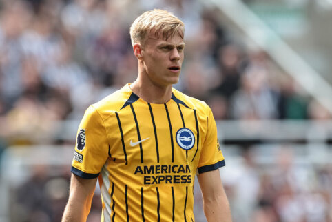 Brighton rejected two offers from Tottenham for J. Paul van Hecke