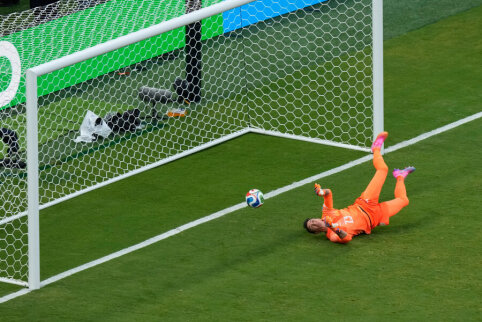 Uruguay's Fiasco: F. Muslera Messes Up Again, and the Great Football Nation is Left Without Knockouts