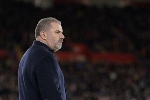 A. Postecoglou shakes hands with Al-Nassr