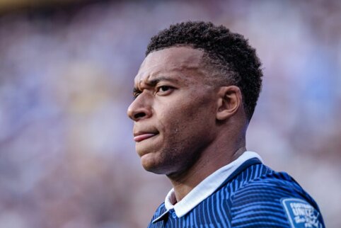K. Mbappe urged the referee to stay awake and remember the new football rule.
