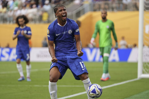 Manchester United interested in Chelsea midfielder