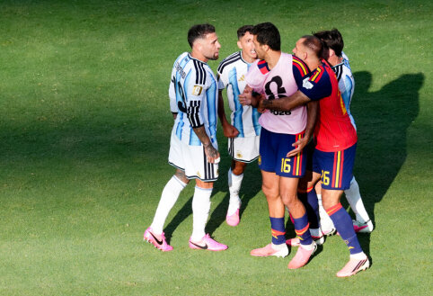 N. Otamendi did not hide his anger at Rodri over comments about refereeing.