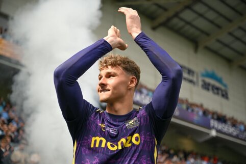 Coventry buys Brighton goalkeeper for a hefty sum