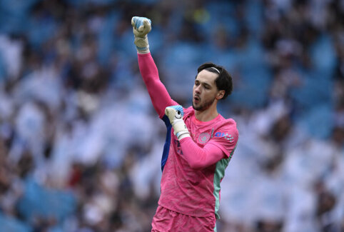 Official: "Leeds" has signed the England national team goalkeeper for a record amount for the club.