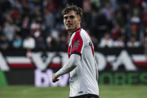 Chelsea team to sign full-back P. Chavarria