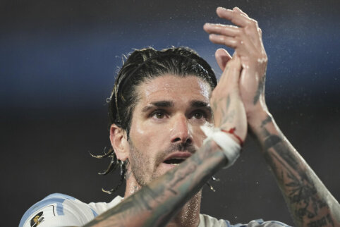 R. De Paul dedicated his goal to L. Messi's late father Jorge.