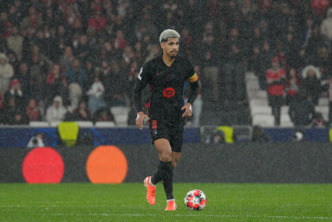 H. Flick said goodbye to R. Araujo after the friendly matches.