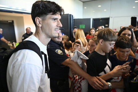 Man Utd is interested in a forward of basketball player height.