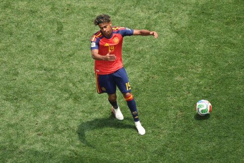 J. Mendes highlighted L. Yamal as a strong candidate to win the Ballon d'Or prize.