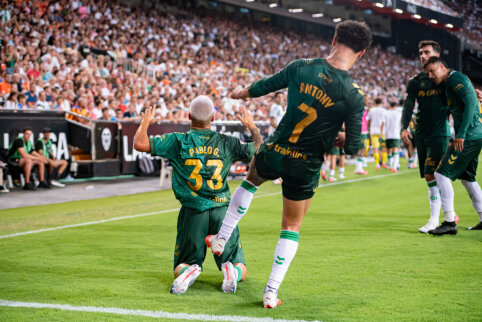 Real Betis broke Valencia at the end of the match