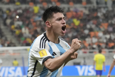 C. Echeverri, owned by Man City, is loaned to Benfica club.