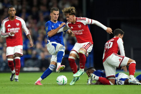 Arsenal advances to the fourth round of the League Cup thanks to a 16-year-old's brace.