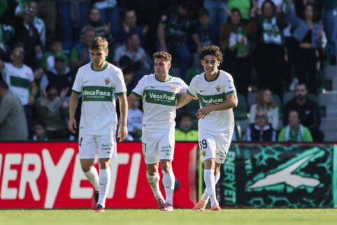 Elche achieves its first victory of the season in Barcelona
