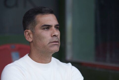 Mexico continues to struggle with R. Marquez, while defender M. Chavez was sent off in a crucial battle.