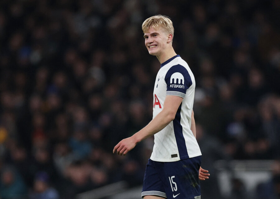 L. Bergvall has extended his contract with Tottenham for another six years.