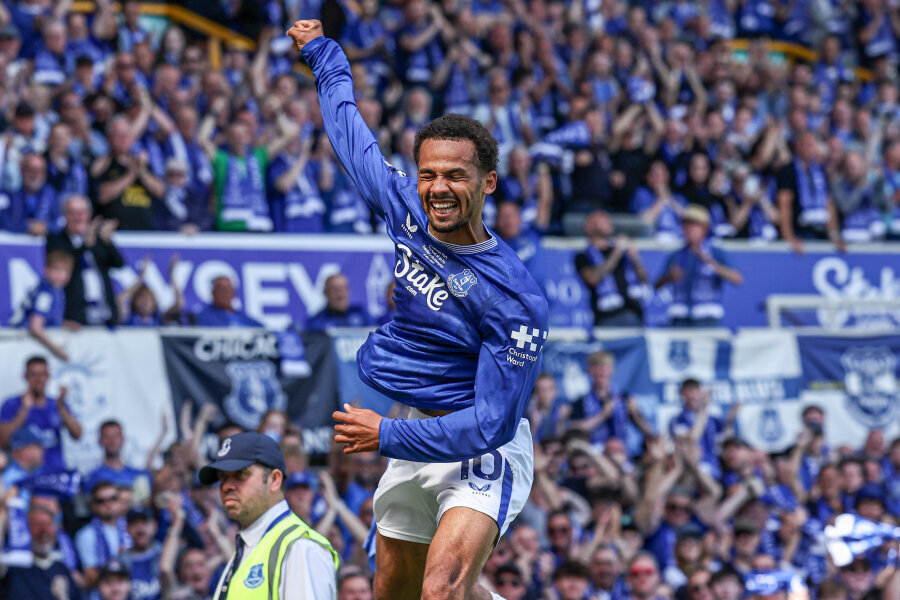 In the last men's football match at Goodison Park - a decisive win for Everton against Southampton