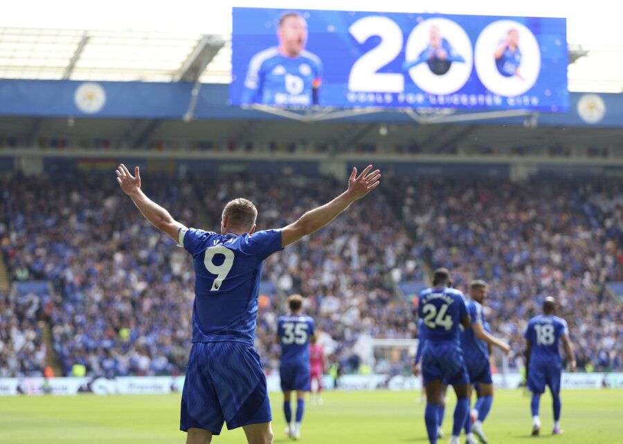 Leicester City bid farewell to J. Vardy at his farewell match with a celebratory goal