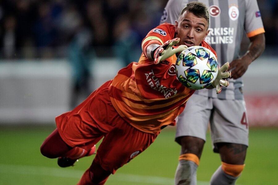 F. Muslera, who became the most titled player of Galatasaray, scored from the 11-meter mark.