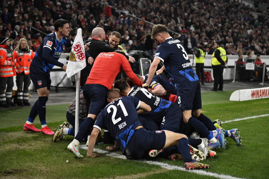 Bundesliga survival match ends in a high-scoring draw
